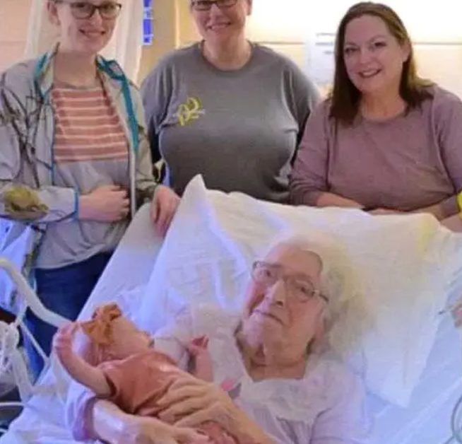 À 98 ans, elle compte 623 descendants et célèbre la naissance de sa première arrière-arrière-arrière-petite-fille 1 À 98 ans, elle compte 623 descendants et célèbre la naissance de sa première arrière-arrière-arrière-petite-fille Capture decran 2024 07 22 101129 À 98 ans, elle compte 623 descendants et célèbre la naissance de sa première arrière-arrière-arrière-petite-fille