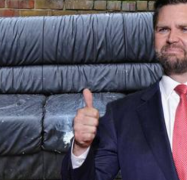 Le colistier de Trump au cœur d'une rumeur extravagante : aurait-il eu une liaison avec un sofa ? 3 Le colistier de Trump au cœur d'une rumeur extravagante : aurait-il eu une liaison avec un sofa ? Capture decran 2024 07 26 111627 Le colistier de Trump au cœur d'une rumeur extravagante : aurait-il eu une liaison avec un sofa ?