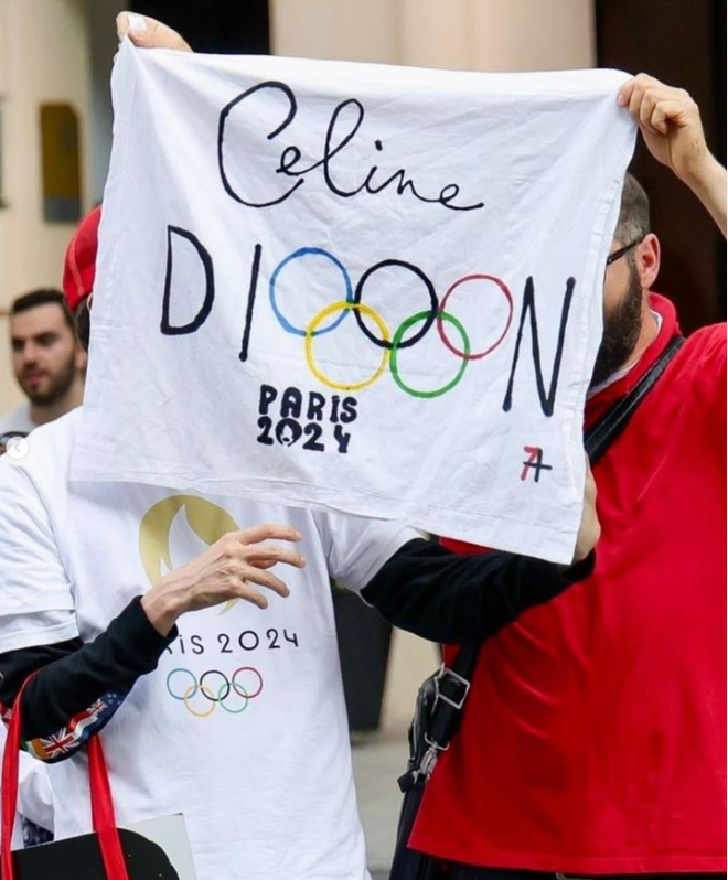 En Vidéo: Céline Dion Enflamme la Cérémonie des Jeux Olympiques et Reçoit une Avalanche d’hommages 2 En Vidéo: Céline Dion Enflamme la Cérémonie des Jeux Olympiques et Reçoit une Avalanche d’hommages Capture decran 2024 07 26 203927 En Vidéo: Céline Dion Enflamme la Cérémonie des Jeux Olympiques et Reçoit une Avalanche d’hommages