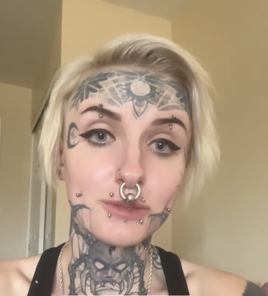 Un refus d'emploi fait pleurer une TikTokeuse à cause de ses tatouages 1 Un refus d'emploi fait pleurer une TikTokeuse à cause de ses tatouages Capture decran le 2024 07 10 a 13.39.09 Un refus d'emploi fait pleurer une TikTokeuse à cause de ses tatouages