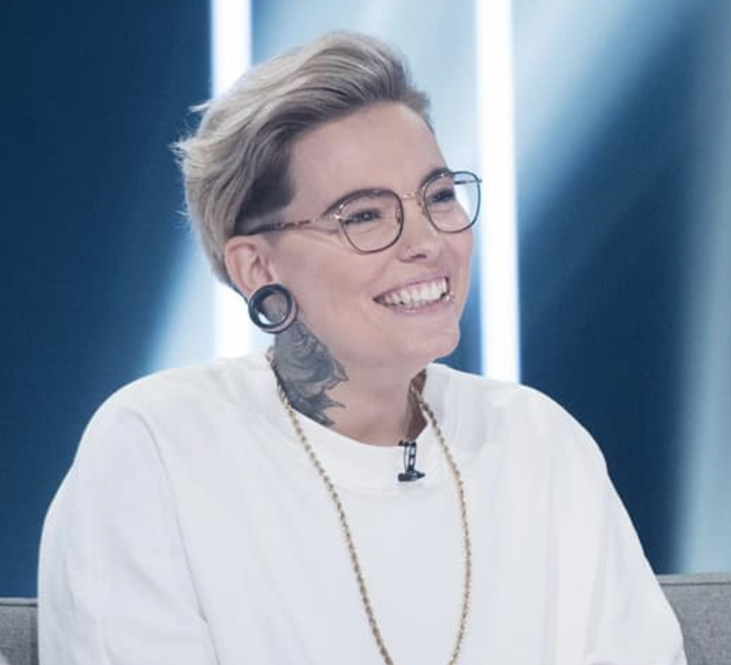 Roxane Bruneau surprend en se faisant complètement raser la tete 1 Roxane Bruneau surprend en se faisant complètement raser la tete Capture decran le 2024 07 11 a 13.18.30 e1720718375868 Roxane Bruneau surprend en se faisant complètement raser la tete