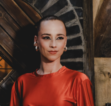 Capture decran le 2024 07 18 a 12.08.05 e1721319865864 Karine Vanasse fait sensation avec son haut rouge dans un magazine célèbre!