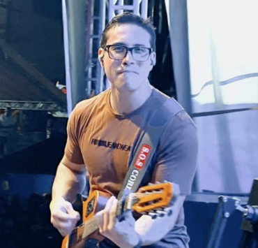 Spectacle tragique : Un chanteur de 35 ans perd la vie sur scène. 2 Spectacle tragique : Un chanteur de 35 ans perd la vie sur scène. Capture decran le 2024 07 18 a 14.25.34 e1721327201904 Spectacle tragique : Un chanteur de 35 ans perd la vie sur scène.