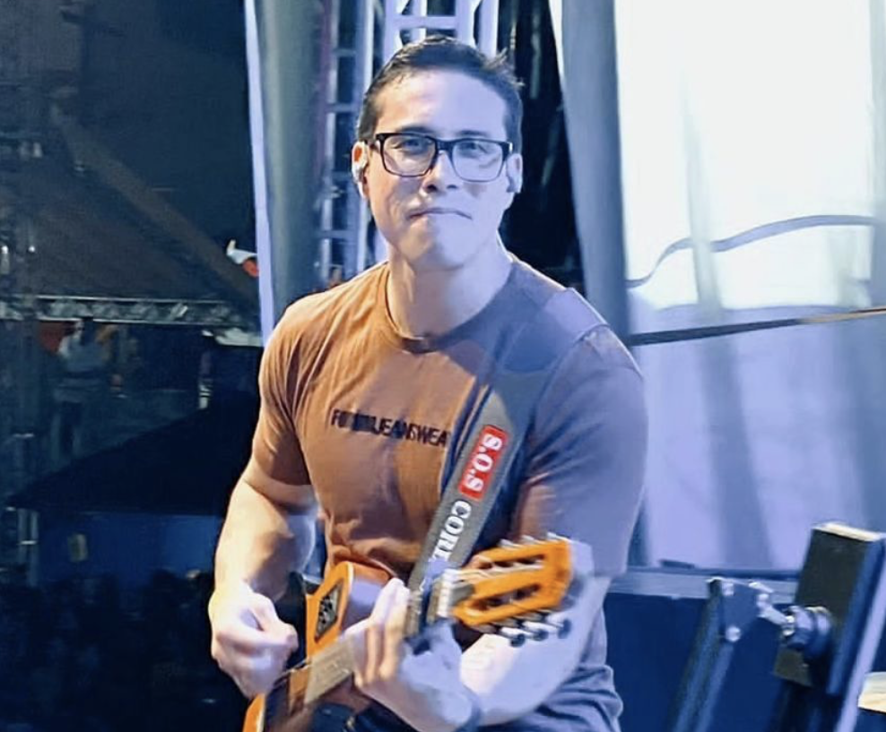 Spectacle tragique : Un chanteur de 35 ans perd la vie sur scène. 1 Spectacle tragique : Un chanteur de 35 ans perd la vie sur scène. Capture decran le 2024 07 18 a 14.25.34 e1721327201904 Spectacle tragique : Un chanteur de 35 ans perd la vie sur scène.