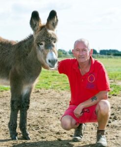 okkk Un propriétaire d'ânes crée la polémique en pesant les enfants avant de les laisser monter