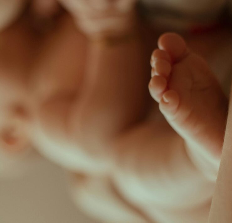 pexels amaria 16454383 scaled e1722077137729 Un Cas Rare : Une Femme Donne Naissance à un Bébé avec Deux Visages, Deux Bras et Deux Jambes