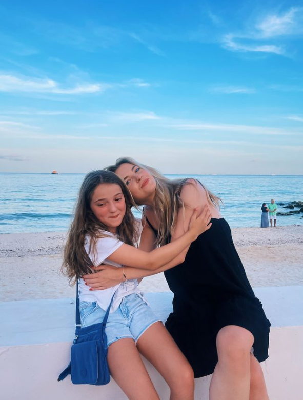 La Famille de Patrice Roy Partage Des Souvenirs Inédits de Leur Voyage Dans Cette Destination de Rêve 9 La Famille de Patrice Roy Partage Des Souvenirs Inédits de Leur Voyage Dans Cette Destination de Rêve Capture decran 2024 08 08 203544 La Famille de Patrice Roy Partage Des Souvenirs Inédits de Leur Voyage Dans Cette Destination de Rêve