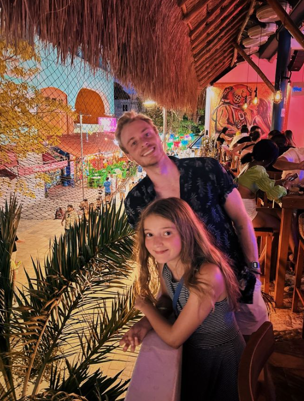 La Famille de Patrice Roy Partage Des Souvenirs Inédits de Leur Voyage Dans Cette Destination de Rêve 5 La Famille de Patrice Roy Partage Des Souvenirs Inédits de Leur Voyage Dans Cette Destination de Rêve Capture decran 2024 08 08 203559 La Famille de Patrice Roy Partage Des Souvenirs Inédits de Leur Voyage Dans Cette Destination de Rêve