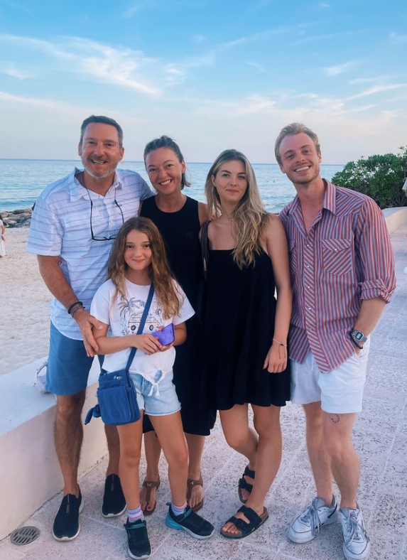 La Famille de Patrice Roy Partage Des Souvenirs Inédits de Leur Voyage Dans Cette Destination de Rêve 4 La Famille de Patrice Roy Partage Des Souvenirs Inédits de Leur Voyage Dans Cette Destination de Rêve Capture decran 2024 08 08 203607 La Famille de Patrice Roy Partage Des Souvenirs Inédits de Leur Voyage Dans Cette Destination de Rêve