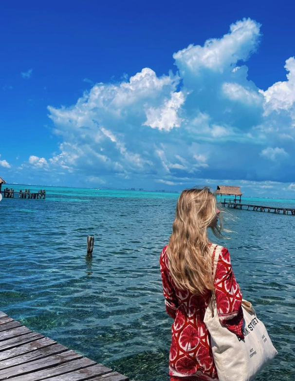 La Famille de Patrice Roy Partage Des Souvenirs Inédits de Leur Voyage Dans Cette Destination de Rêve 13 La Famille de Patrice Roy Partage Des Souvenirs Inédits de Leur Voyage Dans Cette Destination de Rêve Capture decran 2024 08 08 204017 La Famille de Patrice Roy Partage Des Souvenirs Inédits de Leur Voyage Dans Cette Destination de Rêve