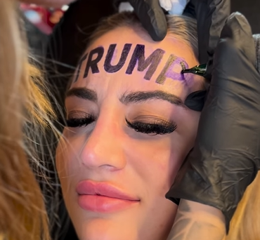 Une Influenceuse Britannique Choque le Web en Se Tatouant "Trump" en Plein Front. 3 Une Influenceuse Britannique Choque le Web en Se Tatouant "Trump" en Plein Front. Capture decran 2024 08 10 162536 e1723322012441 Une Influenceuse Britannique Choque le Web en Se Tatouant "Trump" en Plein Front.