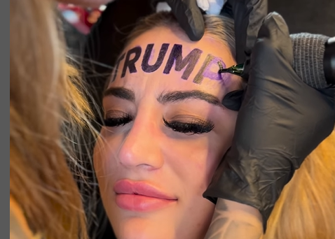 Une Influenceuse Britannique Choque le Web en Se Tatouant "Trump" en Plein Front. 1 Une Influenceuse Britannique Choque le Web en Se Tatouant "Trump" en Plein Front. Capture decran 2024 08 10 162536 e1723322012441 Une Influenceuse Britannique Choque le Web en Se Tatouant "Trump" en Plein Front.