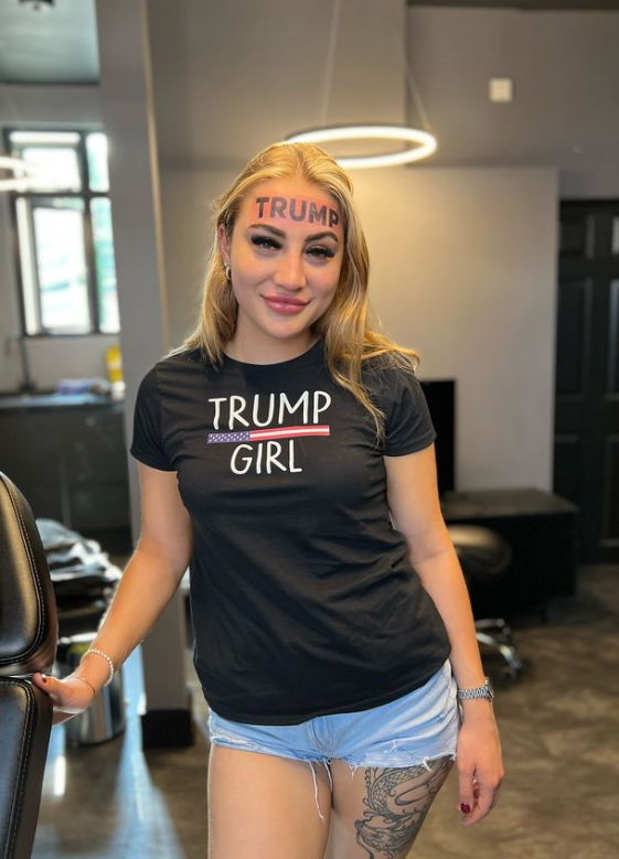 Capture decran 2024 08 10 162556 Une Influenceuse Britannique Choque le Web en Se Tatouant "Trump" en Plein Front.