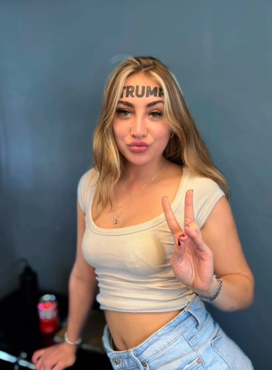 Capture decran 2024 08 10 162636 Une Influenceuse Britannique Choque le Web en Se Tatouant "Trump" en Plein Front.