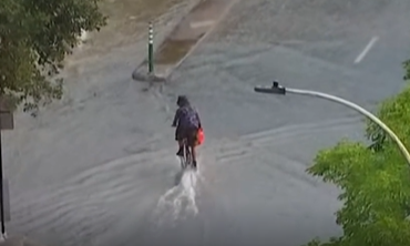 (En vidéo) Un cycliste intrépide tente de traverser la grosse inondation à Montréal 2 (En vidéo) Un cycliste intrépide tente de traverser la grosse inondation à Montréal Capture decran 2024 08 16 183406 1 (En vidéo) Un cycliste intrépide tente de traverser la grosse inondation à Montréal