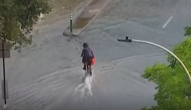 (En vidéo) Un cycliste intrépide tente de traverser la grosse inondation à Montréal 1 (En vidéo) Un cycliste intrépide tente de traverser la grosse inondation à Montréal Capture decran 2024 08 16 183406 1 (En vidéo) Un cycliste intrépide tente de traverser la grosse inondation à Montréal