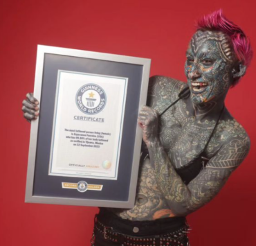 Elle franchit les 99,98% d'encre sur sa peau : La femme la plus tatouée du monde établit un nouveau record Guinness ! 3 Elle franchit les 99,98% d'encre sur sa peau : La femme la plus tatouée du monde établit un nouveau record Guinness ! Capture decran 2024 08 25 102657 e1724597401392 Elle franchit les 99,98% d'encre sur sa peau : La femme la plus tatouée du monde établit un nouveau record Guinness !