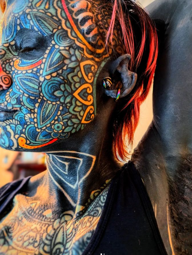 Capture decran 2024 08 25 102758 Elle franchit les 99,98% d'encre sur sa peau : La femme la plus tatouée du monde établit un nouveau record Guinness !