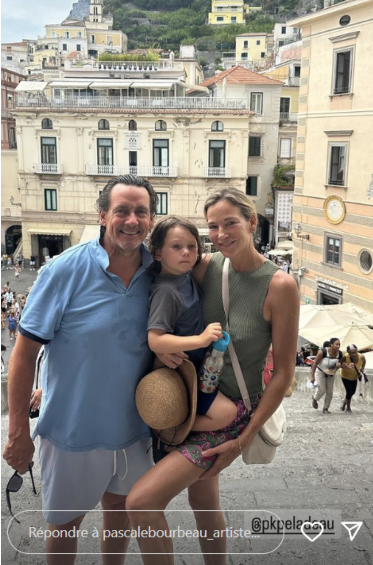 Capture decran le 2024 08 06 a 09.59.08 Voyage en Europe : La Blonde de Pierre-Karl Péladeau Partage Toutes les Photos avec leurs Enfants