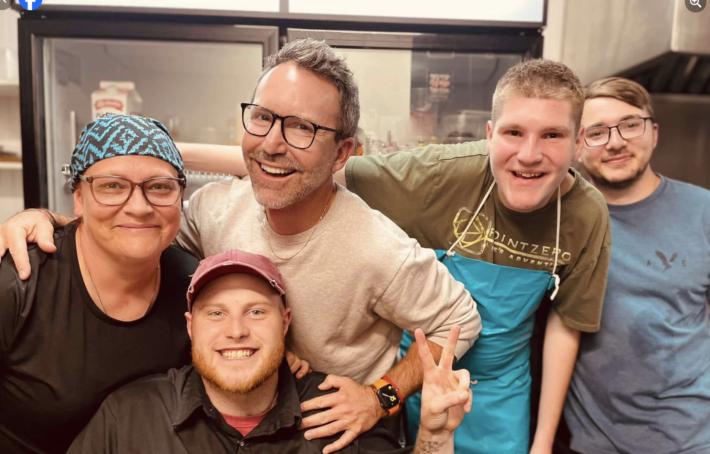 Capture decran le 2024 08 13 a 09.33.29 Éric Salvail fait une réapparition remarquée et pose avec ses fans