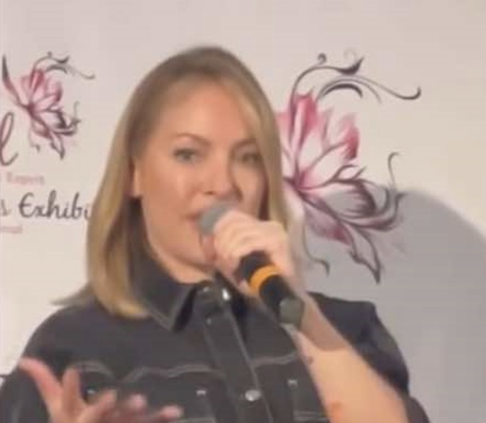 Capture decran le 2024 08 26 a 08.56.16 e1724677021217 La robe courte de Marie-Mai lors de sa conférence suscite de vives réactions