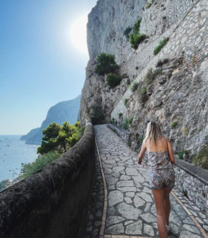 Marie Péladeau, fille de PKP, s’envole pour l’Italie avec son amoureux et partage des clichés enchanteurs 4 Marie Péladeau, fille de PKP, s’envole pour l’Italie avec son amoureux et partage des clichés enchanteurs Screenshot 2024 08 13 08.03.51 Marie Péladeau, fille de PKP, s’envole pour l’Italie avec son amoureux et partage des clichés enchanteurs