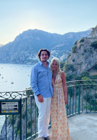 Marie Péladeau, fille de PKP, s’envole pour l’Italie avec son amoureux et partage des clichés enchanteurs 3 Marie Péladeau, fille de PKP, s’envole pour l’Italie avec son amoureux et partage des clichés enchanteurs Screenshot 2024 08 13 08.04.33 Marie Péladeau, fille de PKP, s’envole pour l’Italie avec son amoureux et partage des clichés enchanteurs