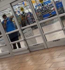 Des clients enfermés dans un Walmart après l’heure de fermeture: une mésaventure partagée sur TikTok 1 Des clients enfermés dans un Walmart après l’heure de fermeture: une mésaventure partagée sur TikTok Screenshot 2024 08 13 17.21.33 Des clients enfermés dans un Walmart après l’heure de fermeture: une mésaventure partagée sur TikTok