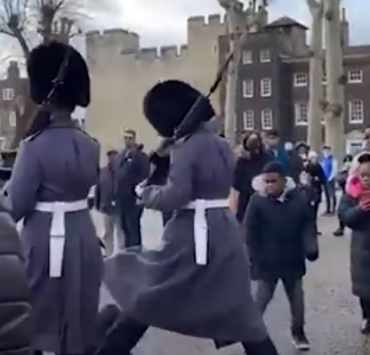 Un Membre de la Garde Royale Bouscule un Enfant lors d'un Défilé à Londres 2 Un Membre de la Garde Royale Bouscule un Enfant lors d'un Défilé à Londres Screenshot 2024 08 16 14.47.03 Un Membre de la Garde Royale Bouscule un Enfant lors d'un Défilé à Londres