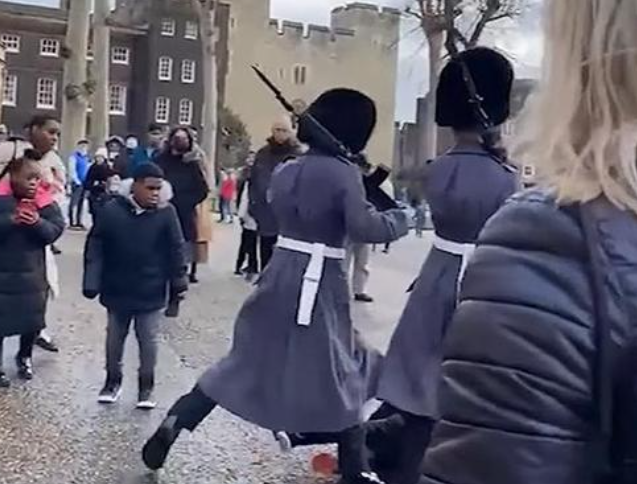 Screenshot 2024 08 16 14.49.24 Un Membre de la Garde Royale Bouscule un Enfant lors d'un Défilé à Londres