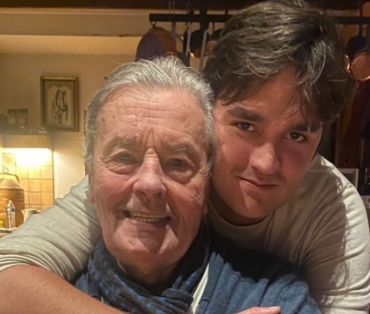 Screenshot 2024 08 29 13.00.01 Alain-Fabien Delon partage des photos intimes de son père, Rosalie van Breemen réagit avec émotion