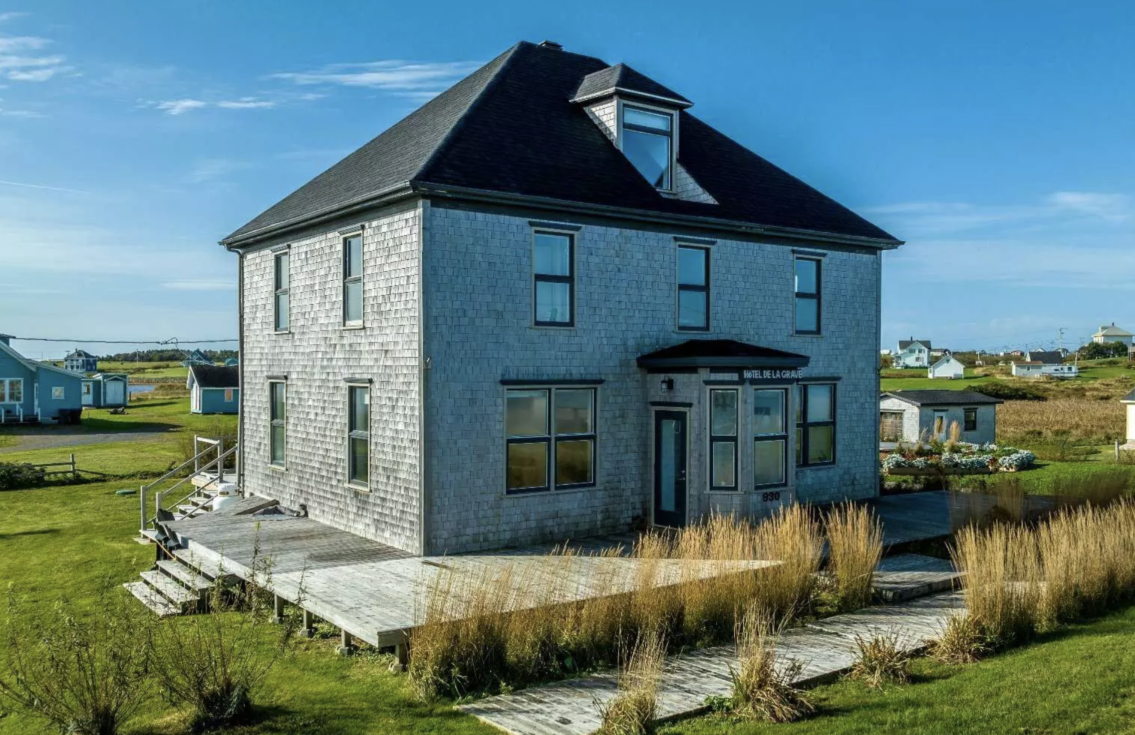 Capture decran le 2024 09 19 a 13.06.50 Julie Snyder vend son luxueux hôtel aux Îles-de-la-Madeleine pour 1 million $ : toutes les images à découvrir