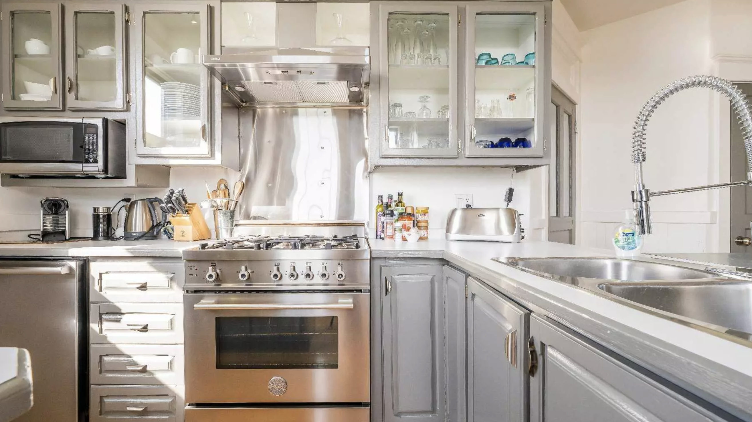 Capture decran le 2024 09 19 a 13.07.38 Julie Snyder vend son luxueux hôtel aux Îles-de-la-Madeleine pour 1 million $ : toutes les images à découvrir