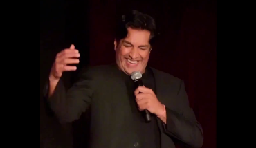 Sugar Sammy ridiculise un employé de la CAQ en plein spectacle 4 Sugar Sammy ridiculise un employé de la CAQ en plein spectacle Screenshot 2024 09 08 11.46.09 Sugar Sammy ridiculise un employé de la CAQ en plein spectacle