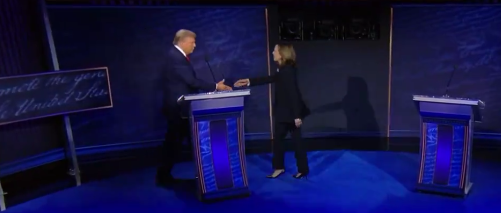 Moment Malaisant entre Kamala Harris et Donald Trump Avant le Débat Présidentiel 1 Moment Malaisant entre Kamala Harris et Donald Trump Avant le Débat Présidentiel Screenshot 2024 09 11 08.26.58 e1726057700128 Moment Malaisant entre Kamala Harris et Donald Trump Avant le Débat Présidentiel