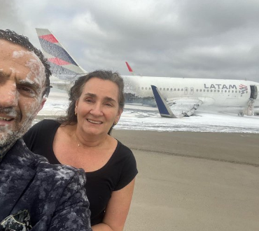 Ils prennent un selfie après avoir survécu au crash d'un avion et se retrouvent au cœur d'une vive polémique 3 Ils prennent un selfie après avoir survécu au crash d'un avion et se retrouvent au cœur d'une vive polémique Screenshot 2024 09 12 06.29.58 Ils prennent un selfie après avoir survécu au crash d'un avion et se retrouvent au cœur d'une vive polémique