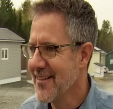 Screenshot 2024 09 20 10.19.12 Un millionnaire construit 99 mini-maisons pour soutenir les personnes dans le besoin