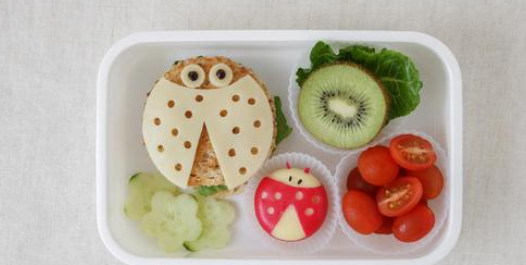 Une mère prépare une boîte à goûter pour son fils et elle lui est renvoyée pour avoir été "malsaine". 1 Une mère prépare une boîte à goûter pour son fils et elle lui est renvoyée pour avoir été "malsaine". Screenshot 2024 09 20 11.04.35 Une mère prépare une boîte à goûter pour son fils et elle lui est renvoyée pour avoir été "malsaine".