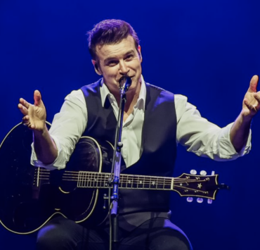 Roch Voisine surprend ses admirateurs avec une annonce majeure. 3 Roch Voisine surprend ses admirateurs avec une annonce majeure. Capture decran le 2024 10 11 a 13.23.24 e1728667465444 Roch Voisine surprend ses admirateurs avec une annonce majeure.