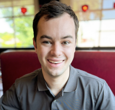 Benjamin Gratton défie sa peur en chantant pour Normand D'Amour à En direct de l'univers 5 Benjamin Gratton défie sa peur en chantant pour Normand D'Amour à En direct de l'univers Capture decran le 2024 10 21 a 17.04.27 e1729544717190 Benjamin Gratton défie sa peur en chantant pour Normand D'Amour à En direct de l'univers