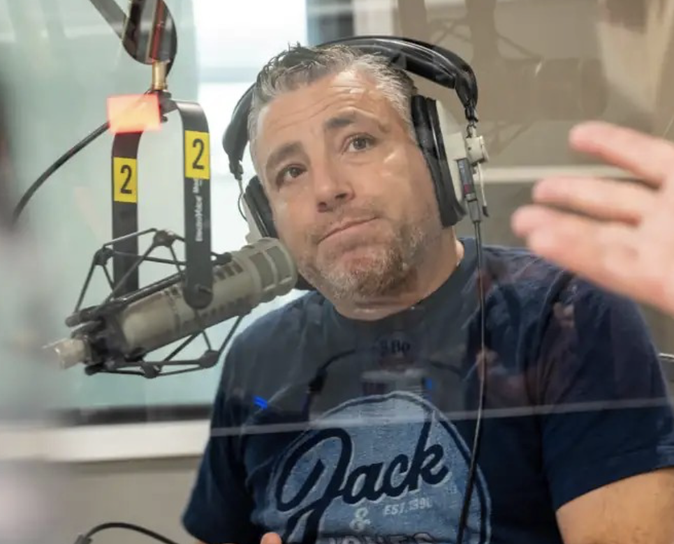Le 98,5 FM annonce sa décision au sujet de Jérémy Filosa 1 Le 98,5 FM annonce sa décision au sujet de Jérémy Filosa Capture decran le 2024 10 29 a 13.21.46 e1730222621547 Le 98,5 FM annonce sa décision au sujet de Jérémy Filosa