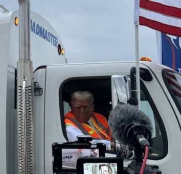 Trump titube et évite de justesse une chute en montant dans un camion à poubelles 4 Trump titube et évite de justesse une chute en montant dans un camion à poubelles Capture decran le 2024 10 31 a 17.11.06 e1730409118793 Trump titube et évite de justesse une chute en montant dans un camion à poubelles