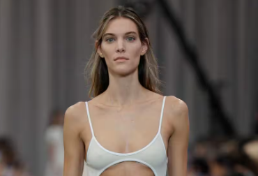 Screenshot 2024 10 03 11.58.21 e1727971150482 Charlotte Cardin choisit un style audacieux lors d'un célèbre défilé à Paris