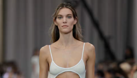 Charlotte Cardin choisit un style audacieux lors d'un célèbre défilé à Paris 1 Charlotte Cardin choisit un style audacieux lors d'un célèbre défilé à Paris Screenshot 2024 10 03 11.58.21 e1727971150482 Charlotte Cardin choisit un style audacieux lors d'un célèbre défilé à Paris