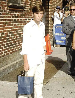 Screenshot 2024 10 09 07.21.08 Le fils de Pierce Brosnan est l'un des hommes les plus séduisants du monde, admirez ces clichés