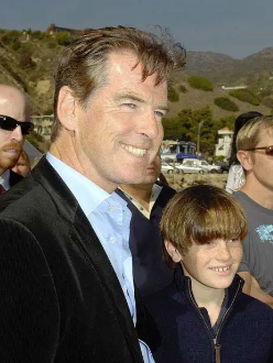 Screenshot 2024 10 09 08.42.43 Le fils de Pierce Brosnan est l'un des hommes les plus séduisants du monde, admirez ces clichés