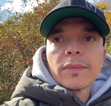 Screenshot 2024 10 19 13.07.58 e1729357831228 Rachid Badouri célèbre son anniversaire en forêt et tout ne se déroule pas comme prévu