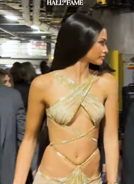 Screenshot 2024 10 26 184102 Zendaya est sublime dans cette mini robe lors de la soirée d’intronisation de Cher