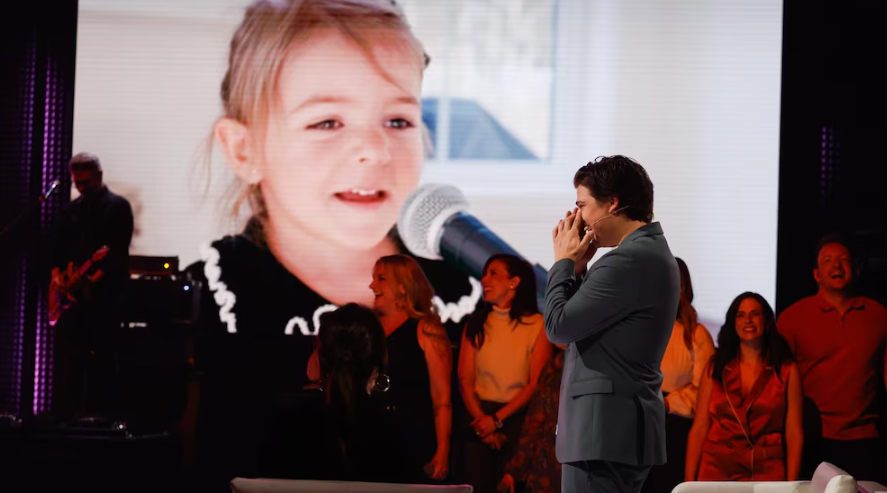 Screenshot 2024 10 27 16.11.10 Ludovick Bourgeois s'émotionne et pleure en voyant sa conjointe monter sur scène à En direct de l'univers