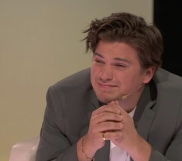 Screenshot 2024 10 27 16.13.51 Ludovick Bourgeois s'émotionne et pleure en voyant sa conjointe monter sur scène à En direct de l'univers